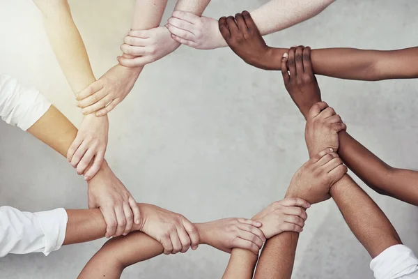 Gemeinsam sind wir mächtiger. Aufnahme einer Gruppe von Händen, die sich aneinander klammern. — Stockfoto
