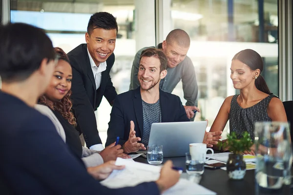 Das ist eine großartige Idee. Aufnahme einer Gruppe von Geschäftsleuten, die sich im Sitzungssaal trifft. — Stockfoto