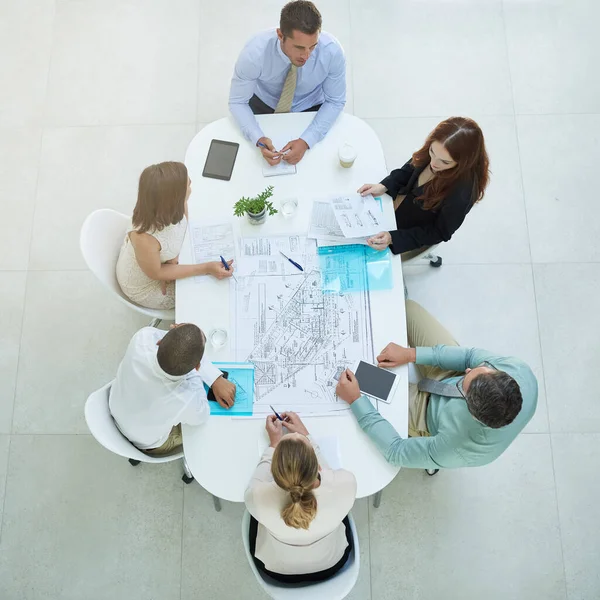 Sie sind eine engagierte Gruppe. Aufnahme einer Gruppe von Geschäftsleuten, die sich im Büro treffen. — Stockfoto