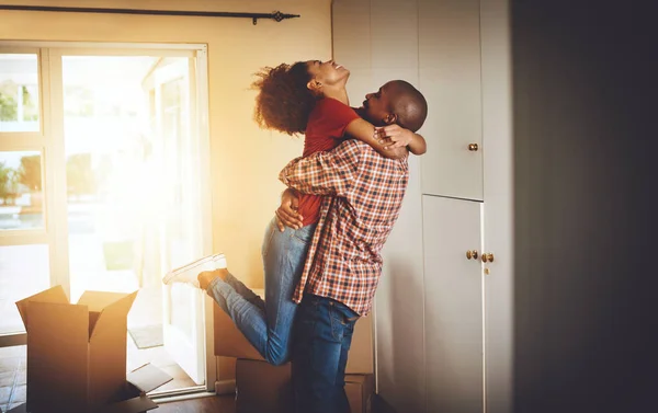 É finalmente todo nosso. Foto recortada de um jovem casal comemorando sua mudança para uma nova casa. — Fotografia de Stock