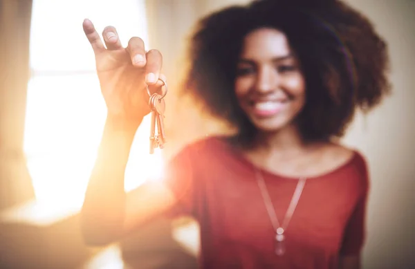 Novos começos.... Retrato de uma jovem mulher segurando as chaves de uma nova casa. — Fotografia de Stock