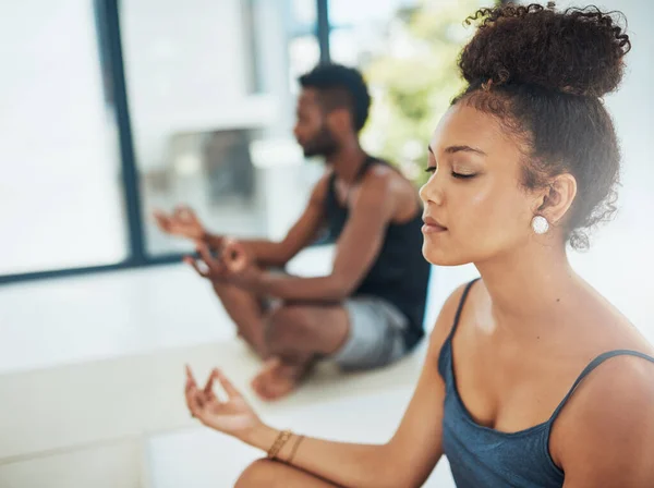 Doe je yoga aan. Foto van twee mensen die samen yoga doen in een studio. — Stockfoto