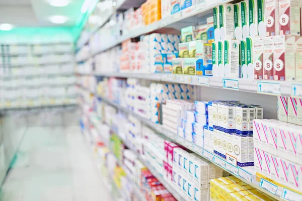 Toda la medicina que necesitas. Un pasillo en una farmacia. — Foto de Stock