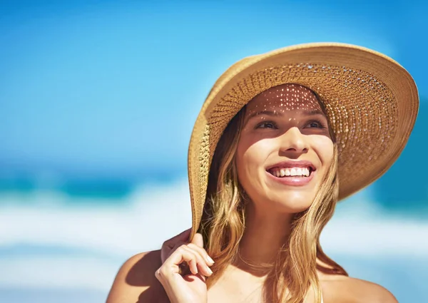 Che splendida giornata estiva. Girato di una splendida giovane donna in bikini in spiaggia. — Foto Stock