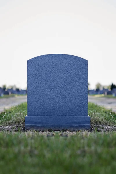 Ein ewiges Zeichen ihrer Erinnerung. Schuss eines Grabsteins auf einem Friedhof. — Stockfoto