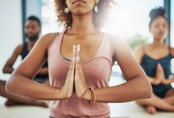 Equilibra a tua vida. Tiro de um grupo de pessoas fazendo ioga. — Fotografia de Stock