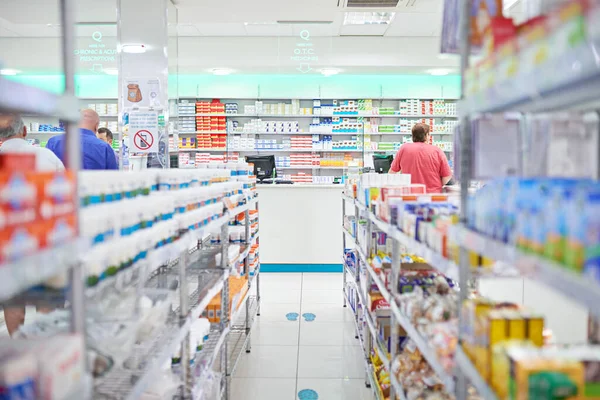 Hay uno para cada enfermedad. Un pasillo en una farmacia. — Foto de Stock