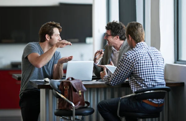 Ми могли б зробити його трохи компактнішим. Обрізаний знімок трьох бізнесменів, які обговорюють роботу в офісі . — стокове фото