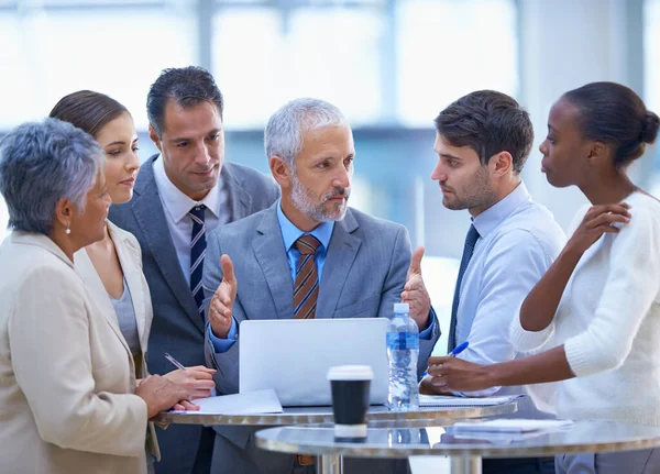 Affärer som vanligt. En beskärd bild av en grupp företagare som har en diskussion vid ett möte. — Stockfoto