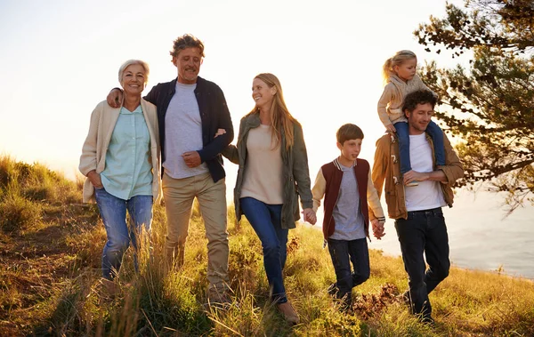 Drie generaties van geluk. Shot van een gelukkig gezin uit op een ochtendwandeling samen. — Stockfoto