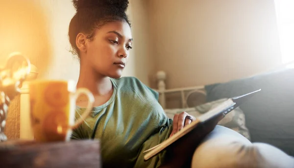 Zeigt Engagement für Bildung. Schnappschuss einer jungen Studentin, die zu Hause studiert. — Stockfoto