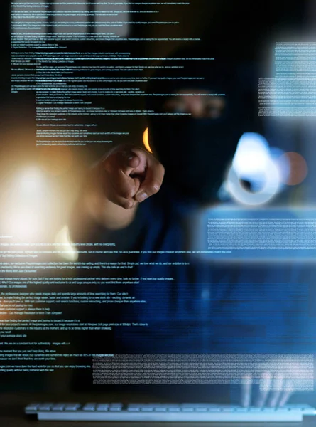 Te han hackeado. Tiro de un hacker descifrando un código de computadora en la oscuridad. — Foto de Stock