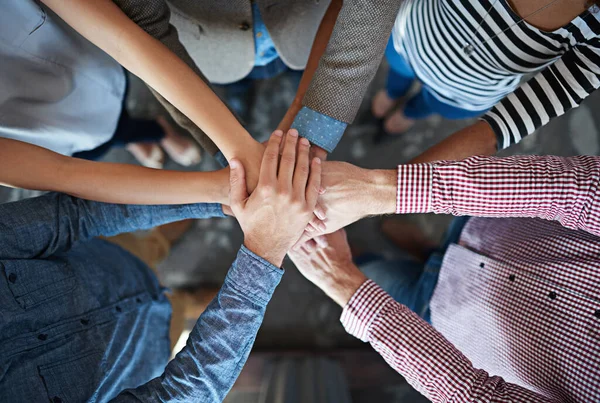 La squadra puo 'farcela. Vista dall'alto dei colleghi mano messo insieme in un'espressione di unità e spirito di squadra. — Foto Stock