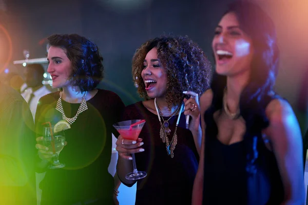 Ein wachsames Auge auf die Tanzfläche. Aufnahme einer Gruppe von Freunden, die sich in einem Nachtclub vergnügen. — Stockfoto