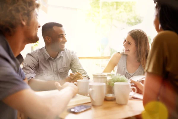 Kaffee und Freunde. Aufnahme einer Gruppe von Freunden, die sich in einem Café unterhalten. — Stockfoto