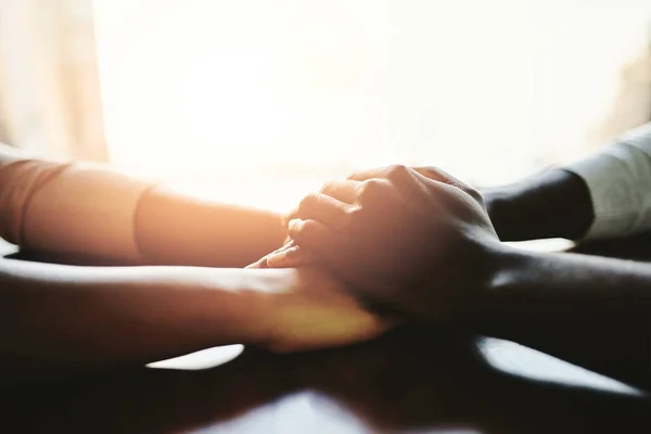 Je zult nooit alleen zijn. Close-up shot van twee mensen die elkaars hand vasthouden in comfort. — Stockfoto