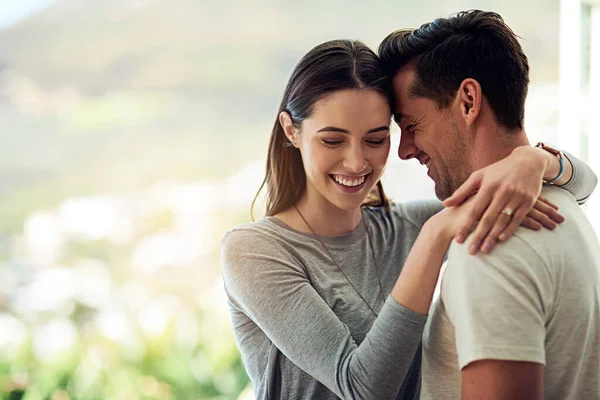 Tomber plus profondément amoureux à chaque instant qu'ils sont ensemble. Tourné d'un jeune couple heureux dans une étreinte aimante. — Photo