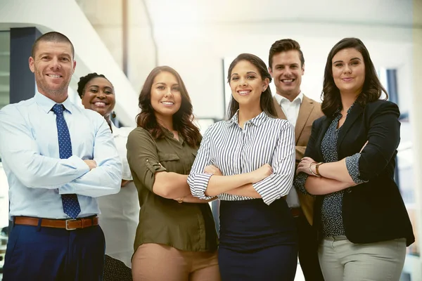 A equipe para provar os melhores resultados. Retrato de um grupo de empresários de pé juntos em um escritório. — Fotografia de Stock