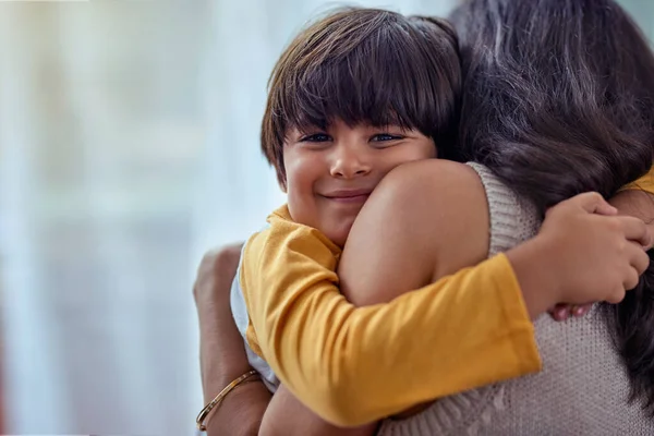 最纯洁的爱。拍了一个可爱的小男孩亲切地拥抱他的母亲在家里. — 图库照片