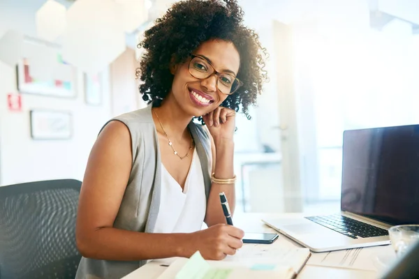 Il successo è facile se si lavora per esso. Girato di una donna d'affari che lavora alla sua scrivania. — Foto Stock