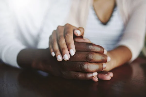 Compartiendo amor y apoyo incondicional. Primer plano de dos personas cogidas de la mano con comodidad. —  Fotos de Stock