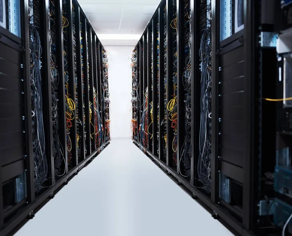 Una cantidad infinita de datos que se procesan. Imagen recortada del interior de una computadora con todo su cableado ubicado en una sala de servidores. — Foto de Stock