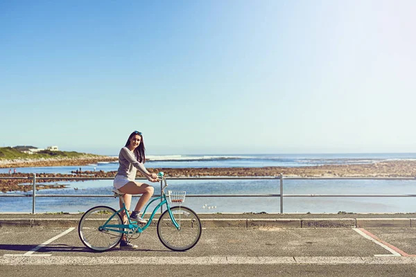 A biciklim, a tenger és én. Egy vonzó fiatal nő portréja, aki kint biciklizik.. — Stock Fotó