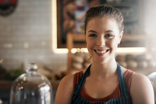 Verspil je koffiepauze niet ergens anders. Portret van een zelfverzekerde jonge vrouw die in een koffieshop werkt. — Stockfoto