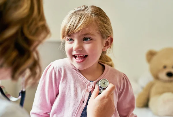 Ihr den besten Start zu geben, ein gesundes Herz. Aufnahme eines Arztes, der ein kleines Mädchen mit einem Stethoskop in ihrem Sprechzimmer untersucht. — Stockfoto
