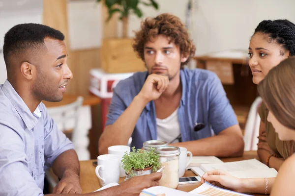 Estou a pôr a conversa em dia com velhos amigos. Tiro de um grupo de amigos falando em um café. — Fotografia de Stock