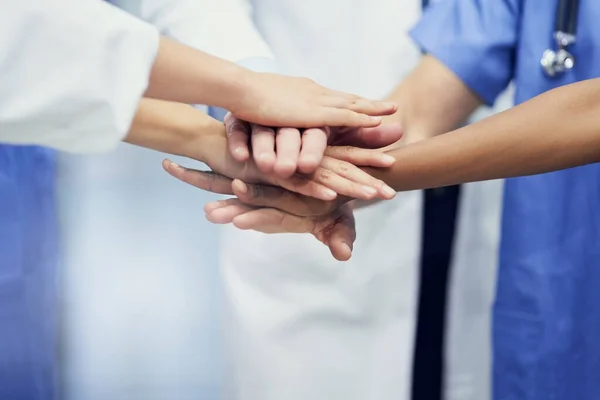 Ratowanie życia razem. Zbliżenie na grupę lekarzy stojących razem z dłońmi.. — Zdjęcie stockowe