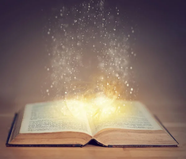 Книги могут взять вас в волшебное путешествие. Выстрел из открытой книги с блестками, выходящими из нее. — стоковое фото
