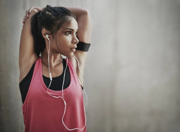 Está na hora de me pôr em forma. Tiro de uma jovem mulher ficando em forma lá fora. — Fotografia de Stock