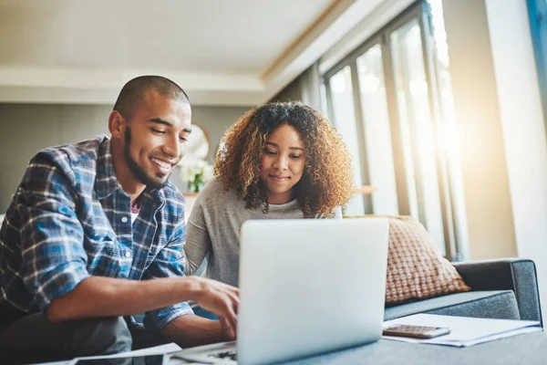 Hantering av pengar är viktigt med trådlös teknik. Skjuten av ett ungt par som använder en bärbar dator när de arbetar med sin hemekonomi. — Stockfoto