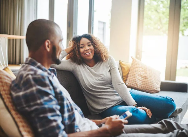 Evliliğe yatırım yapabileceğiniz en büyük şey zamandır. Mutlu genç bir çiftin evdeki kanepede rahatlarken çekilmiş fotoğrafı.. — Stok fotoğraf