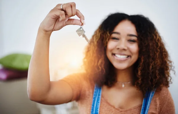 Richtiger Beginn des Erwachsenenalters. Schnappschuss einer schönen jungen Frau mit Hausschlüssel in ihrem neuen Zuhause. — Stockfoto
