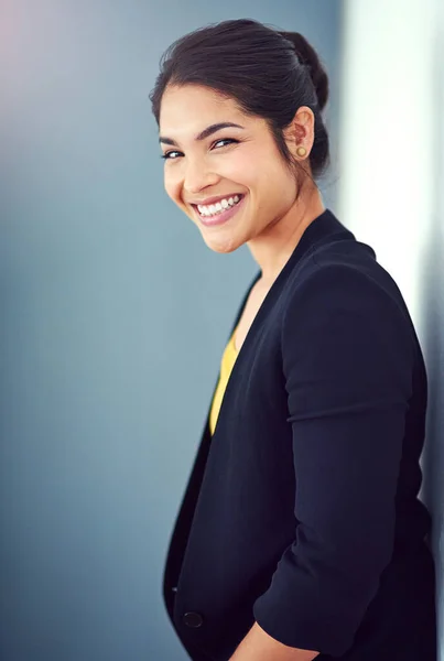 La fiducia è la chiave del successo. Studio ritratto di una giovane donna d'affari attraente in piedi su uno sfondo blu. — Foto Stock