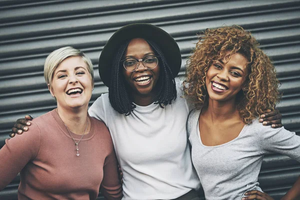 Tenemos mucha suerte de tenernos el uno al otro. Fotografía de un grupo diverso de amigas abrazándose fuera. — Foto de Stock