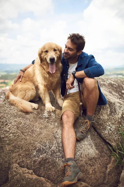 Aferin evlat, gelebildin. Yakışıklı bir delikanlıyla köpeğinin dağlarda yürüyüş yaparken uzun uzun çekilmiş bir fotoğrafı.. — Stok fotoğraf