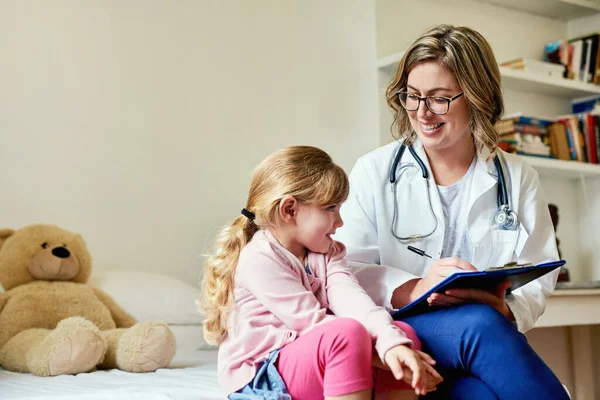 Het grootste verschil maken voor de allerkleinsten. Shot van een arts met een consult met een klein meisje in haar spreekkamer. — Stockfoto