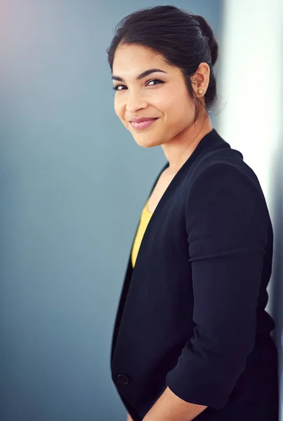 Zaufanie jest kluczem do sukcesu. Studio portret atrakcyjnej młodej bizneswoman stojącej na niebieskim tle. — Zdjęcie stockowe