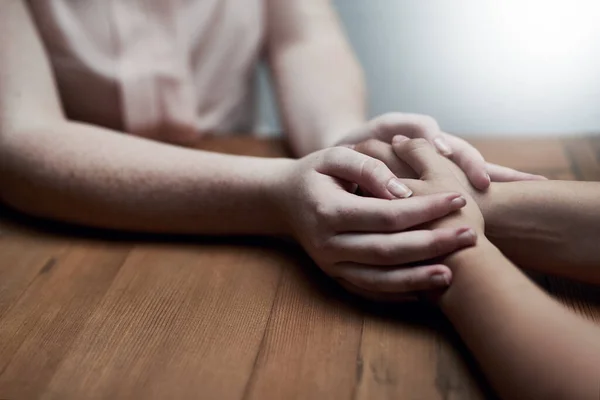 Du kommer alltid att ha mitt stöd. Skjuten av två personer som håller varandra i handen. — Stockfoto