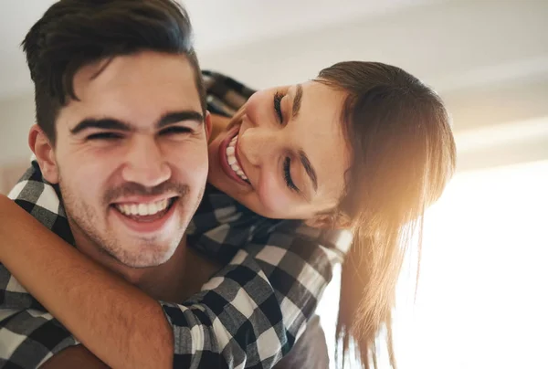 O amor é tudo o que precisamos para sermos felizes. Retrato de um jovem casal feliz comemorando sua mudança para uma nova casa. — Fotografia de Stock