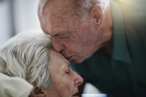 El amor es eterno. Fotografía de un hombre mayor visitando a su esposa en el hospital. —  Fotos de Stock