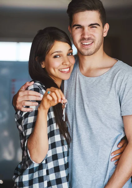 Alcançar outro marco em seu relacionamento. Retrato de um jovem casal feliz em pé na porta de sua nova casa. — Fotografia de Stock