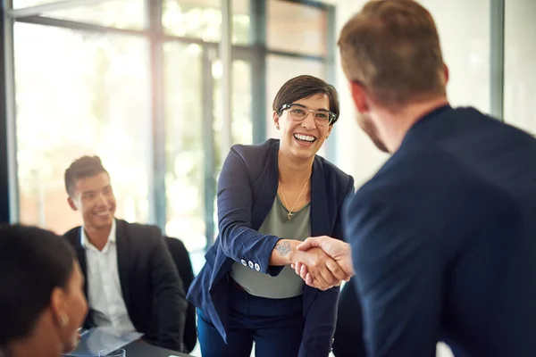 Det är härligt att ha dig på baord. Skjuten av en grupp affärsmän som möts i styrelserummet. — Stockfoto