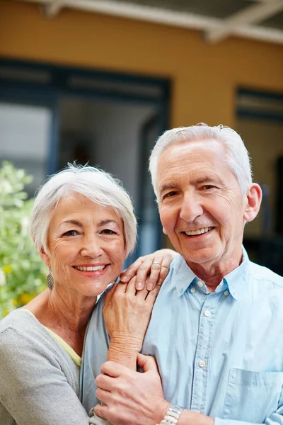 Todavía enamorado después de todos estos años. Retrato de una feliz pareja de ancianos al aire libre. — Foto de Stock