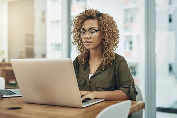 Jeden szczegół, zorientowany pracownik. Zdjęcie młodej bizneswoman korzystającej z laptopa przy biurku w nowoczesnym biurze. — Zdjęcie stockowe