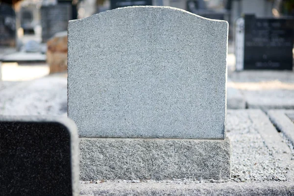 Descansa en paz. Tiro de una lápida en un cementerio. —  Fotos de Stock