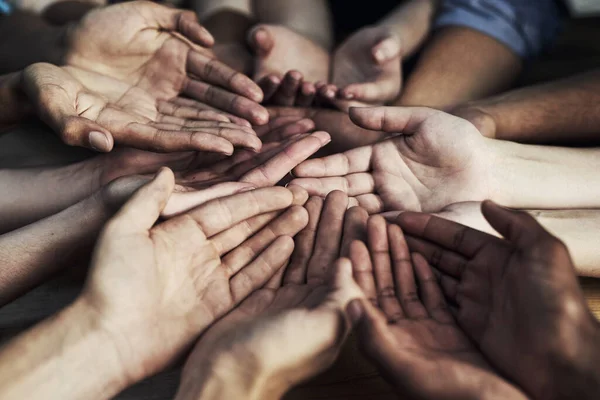 Кожен може комусь допомогти. Обрізаний знімок великої групи невідомих людей, які збирають руки разом . — стокове фото